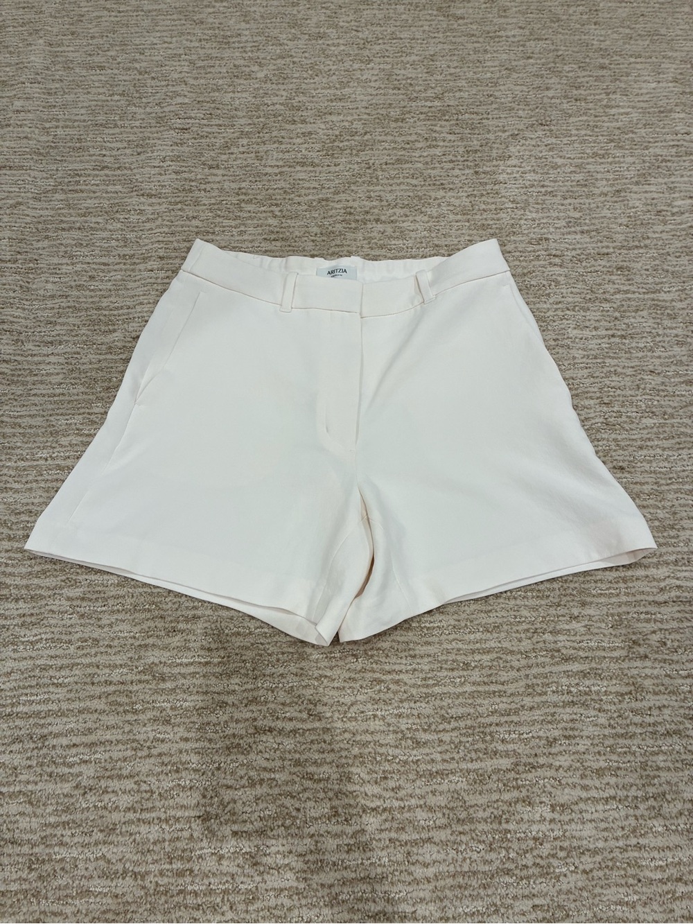 Aritzia Agency 5” Cream High-Rise Tailored Shorts SIZE 8